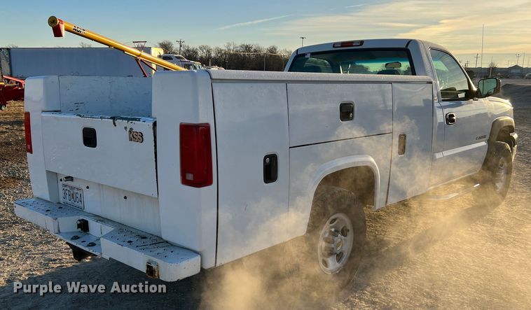 image for item MM9046 2003 Chevrolet Silverado 2500HD  utility bed pickup truck