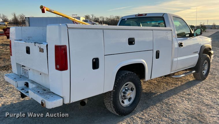 image for item MM9046 2003 Chevrolet Silverado 2500HD  utility bed pickup truck
