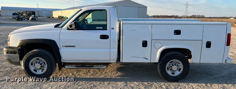 image for item MM9046 2003 Chevrolet Silverado 2500HD  utility bed pickup truck