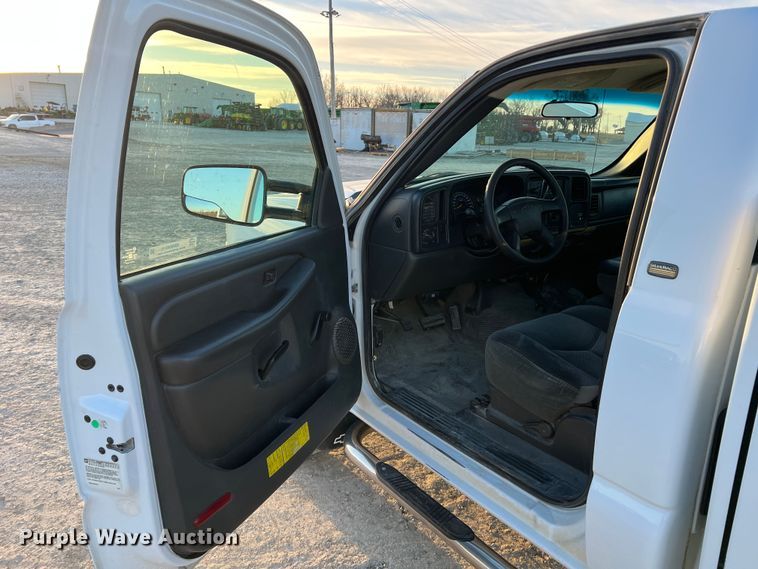 image for item MM9046 2003 Chevrolet Silverado 2500HD  utility bed pickup truck