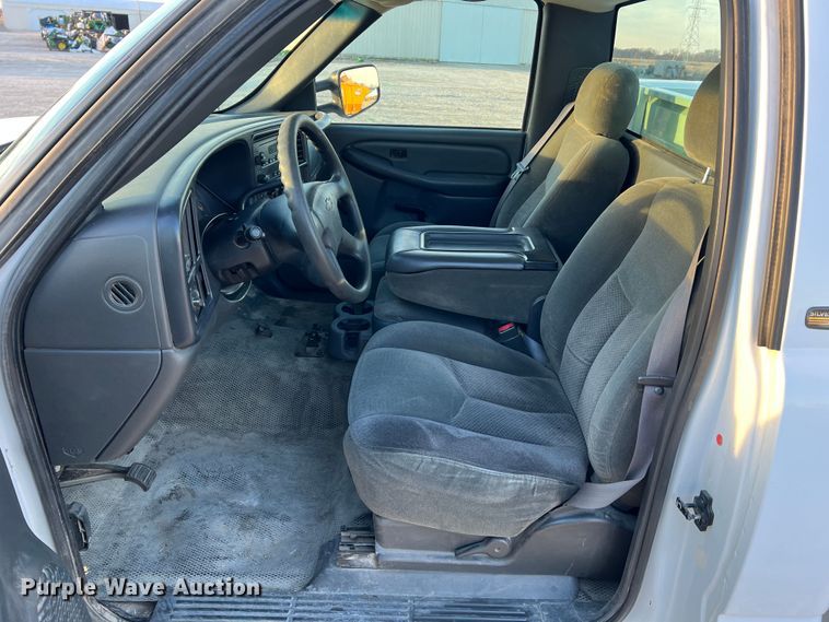 image for item MM9046 2003 Chevrolet Silverado 2500HD  utility bed pickup truck