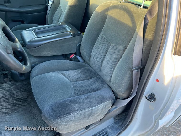 image for item MM9046 2003 Chevrolet Silverado 2500HD  utility bed pickup truck