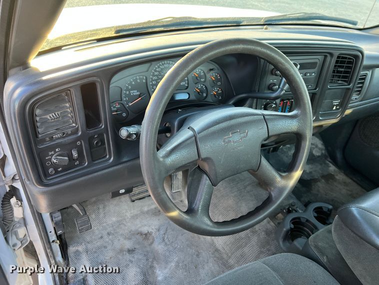 image for item MM9046 2003 Chevrolet Silverado 2500HD  utility bed pickup truck