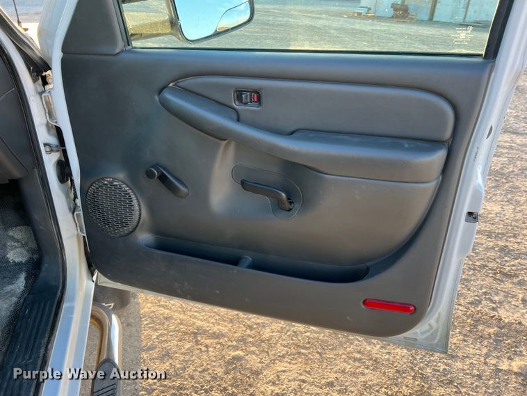 image for item MM9046 2003 Chevrolet Silverado 2500HD  utility bed pickup truck