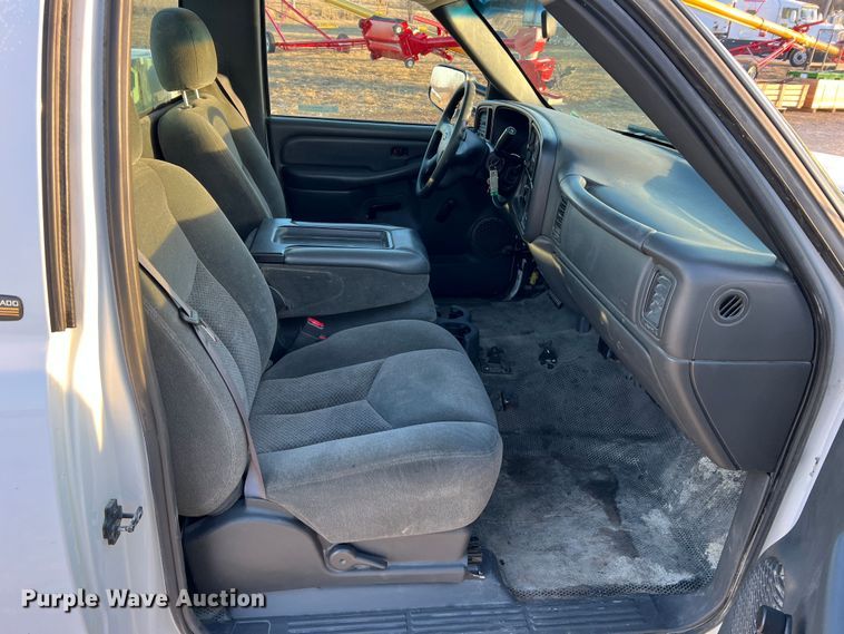 image for item MM9046 2003 Chevrolet Silverado 2500HD  utility bed pickup truck