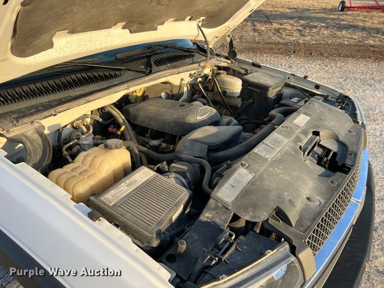 image for item MM9046 2003 Chevrolet Silverado 2500HD  utility bed pickup truck