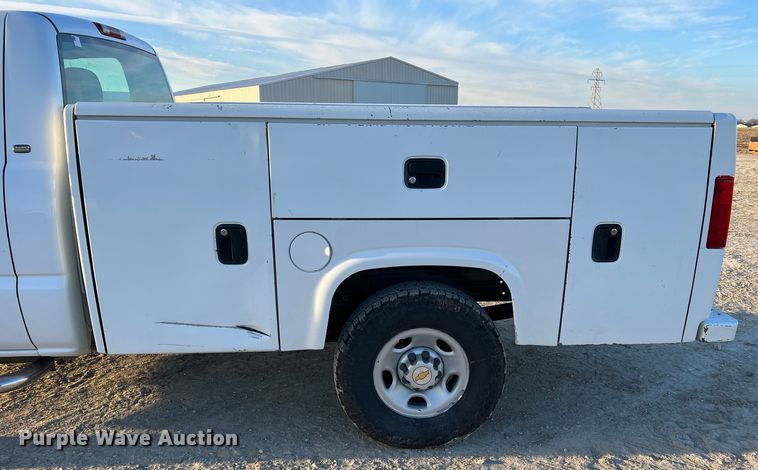 image for item MM9046 2003 Chevrolet Silverado 2500HD  utility bed pickup truck