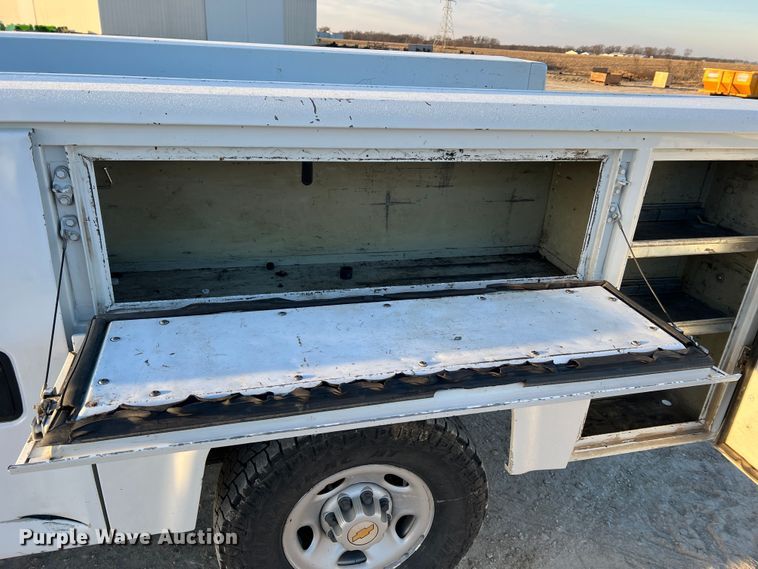 image for item MM9046 2003 Chevrolet Silverado 2500HD  utility bed pickup truck