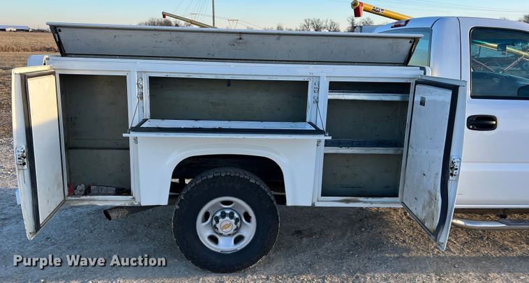 image for item MM9046 2003 Chevrolet Silverado 2500HD  utility bed pickup truck