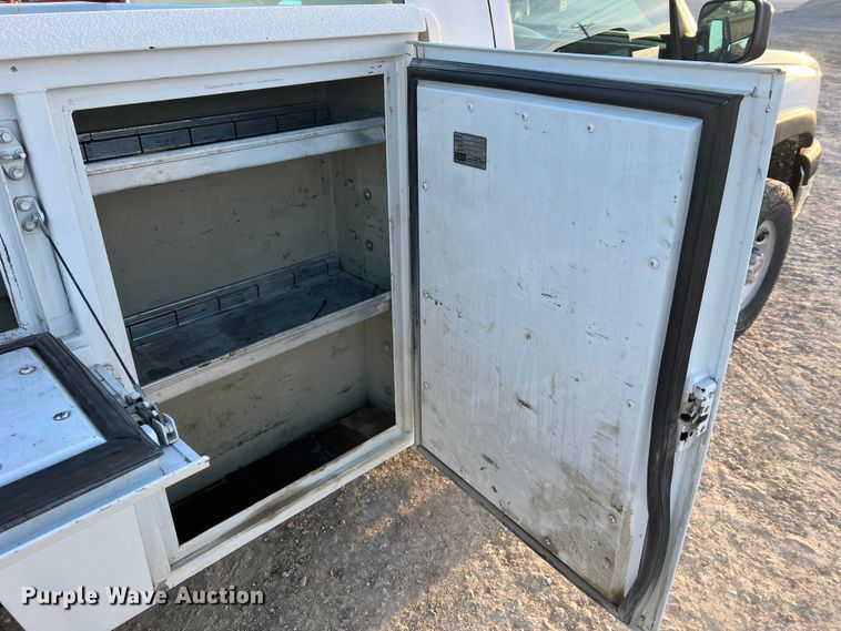 image for item MM9046 2003 Chevrolet Silverado 2500HD  utility bed pickup truck