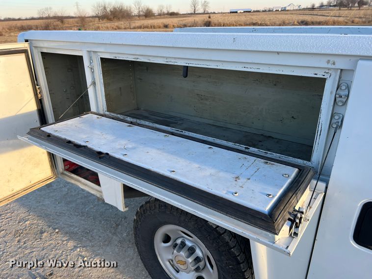 image for item MM9046 2003 Chevrolet Silverado 2500HD  utility bed pickup truck