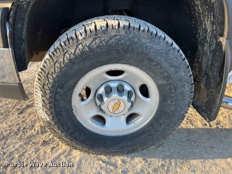 image for item MM9046 2003 Chevrolet Silverado 2500HD  utility bed pickup truck