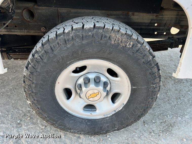 image for item MM9046 2003 Chevrolet Silverado 2500HD  utility bed pickup truck