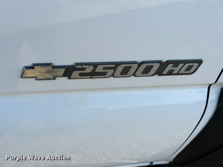 image for item MM9046 2003 Chevrolet Silverado 2500HD  utility bed pickup truck