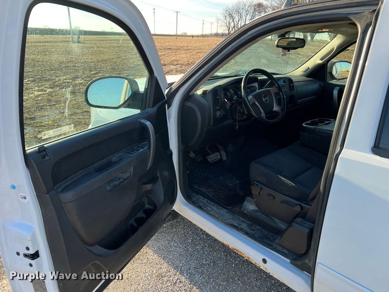 image for item MM9048 2013 GMC Sierra 1500  Ext. Cab pickup truck