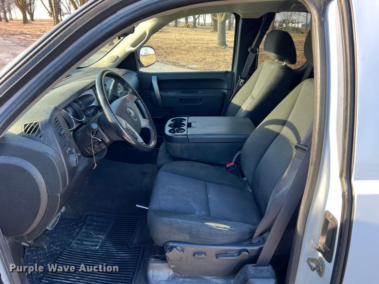 image for item MM9048 2013 GMC Sierra 1500  Ext. Cab pickup truck