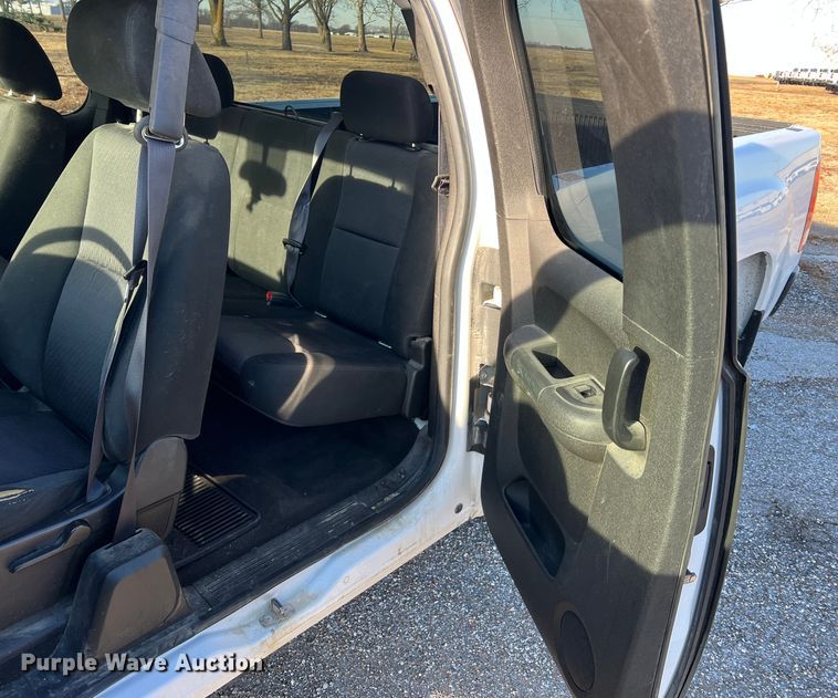 image for item MM9048 2013 GMC Sierra 1500  Ext. Cab pickup truck