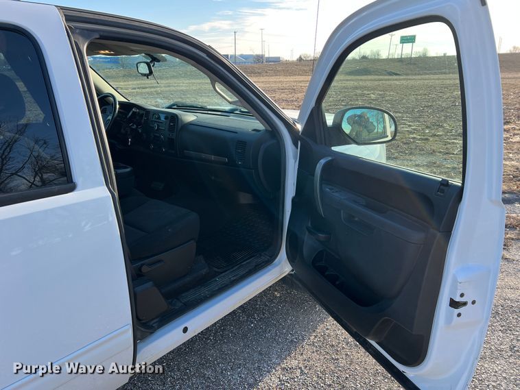 image for item MM9048 2013 GMC Sierra 1500  Ext. Cab pickup truck