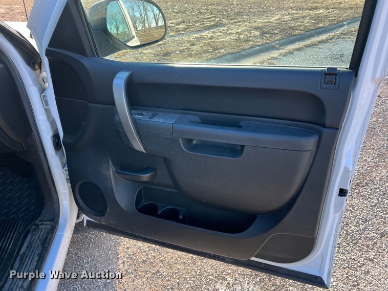 image for item MM9048 2013 GMC Sierra 1500  Ext. Cab pickup truck