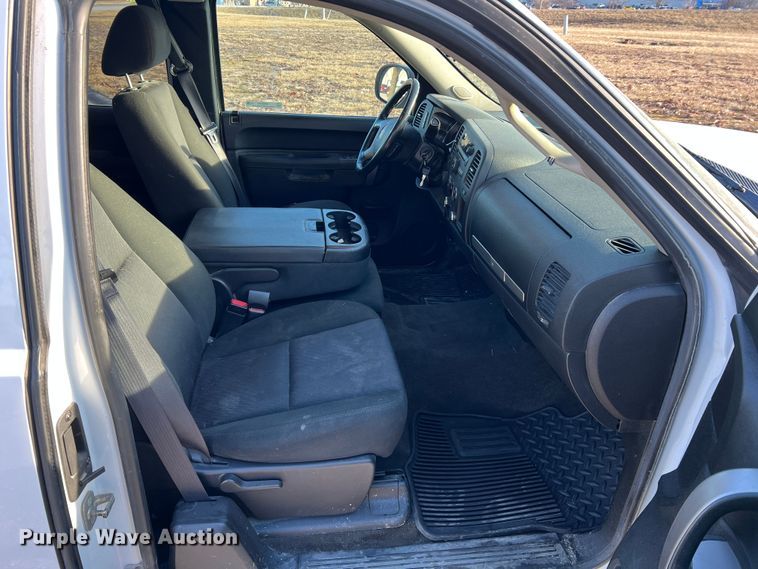 image for item MM9048 2013 GMC Sierra 1500  Ext. Cab pickup truck