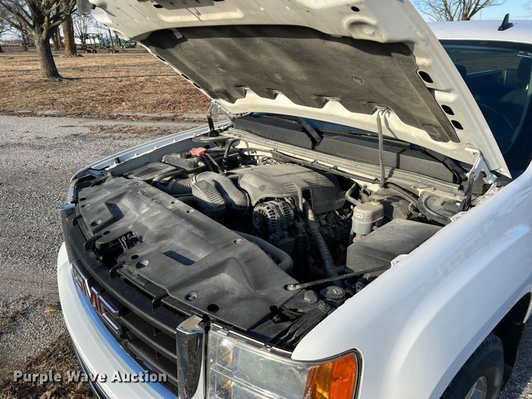 image for item MM9048 2013 GMC Sierra 1500  Ext. Cab pickup truck