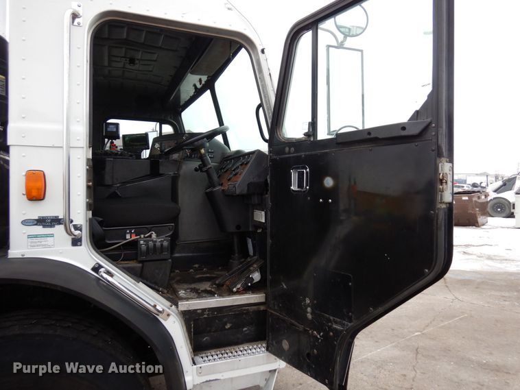 image for item AF9344 2010 Peterbilt PB320  refuse truck