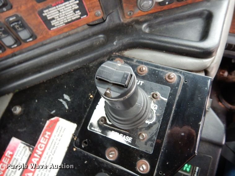 image for item AF9344 2010 Peterbilt PB320  refuse truck