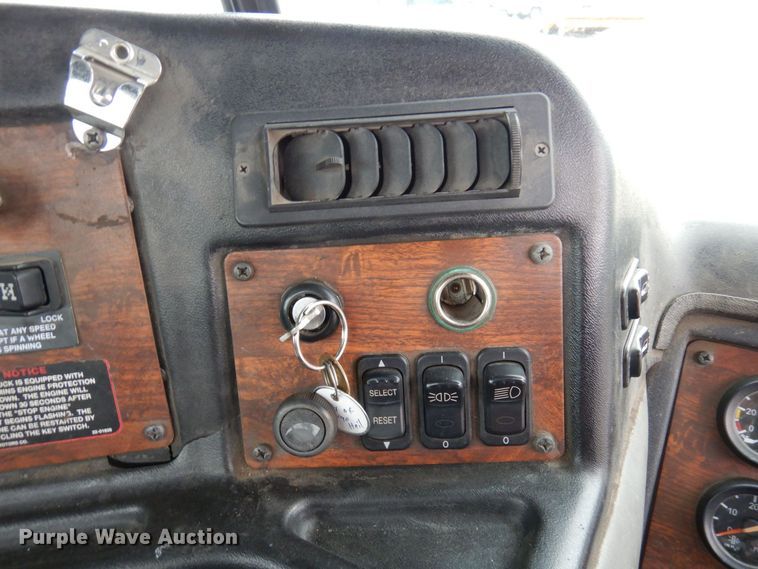 image for item AF9344 2010 Peterbilt PB320  refuse truck