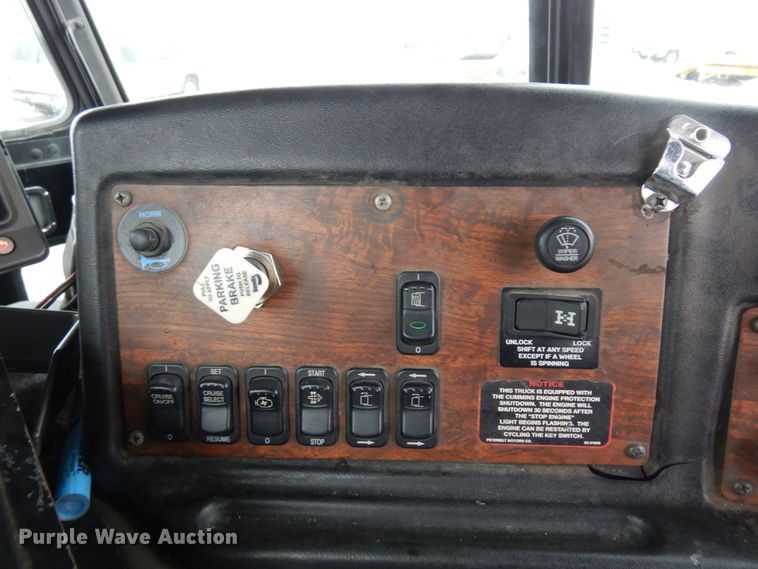 image for item AF9344 2010 Peterbilt PB320  refuse truck