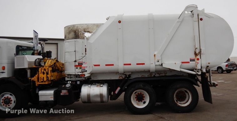 image for item AF9344 2010 Peterbilt PB320  refuse truck