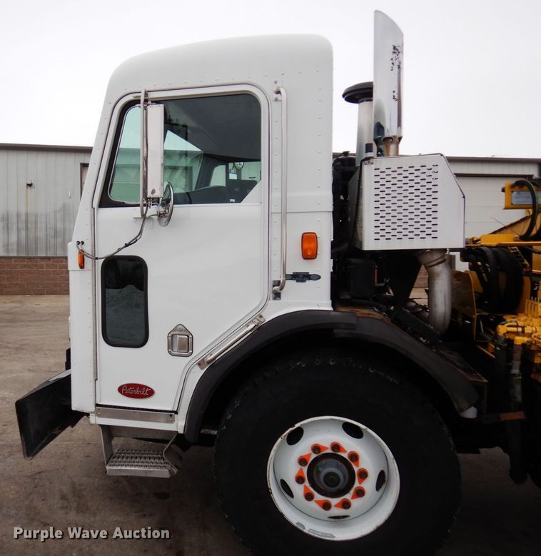 image for item AF9344 2010 Peterbilt PB320  refuse truck
