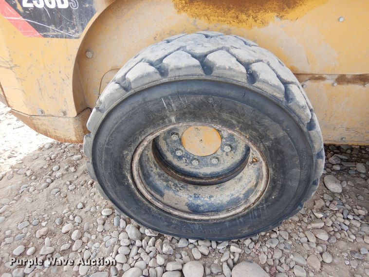 image for item DF8317 2012 Caterpillar 236B3  skid steer loader