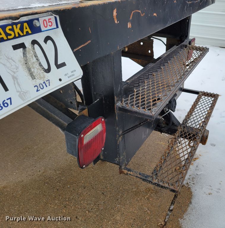 image for item DM8183 1999 Ford F550 Super Duty  flatbed truck