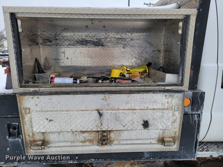 image for item DM8183 1999 Ford F550 Super Duty  flatbed truck