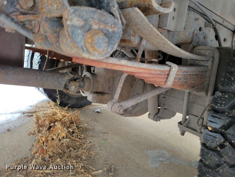 image for item DM8183 1999 Ford F550 Super Duty  flatbed truck