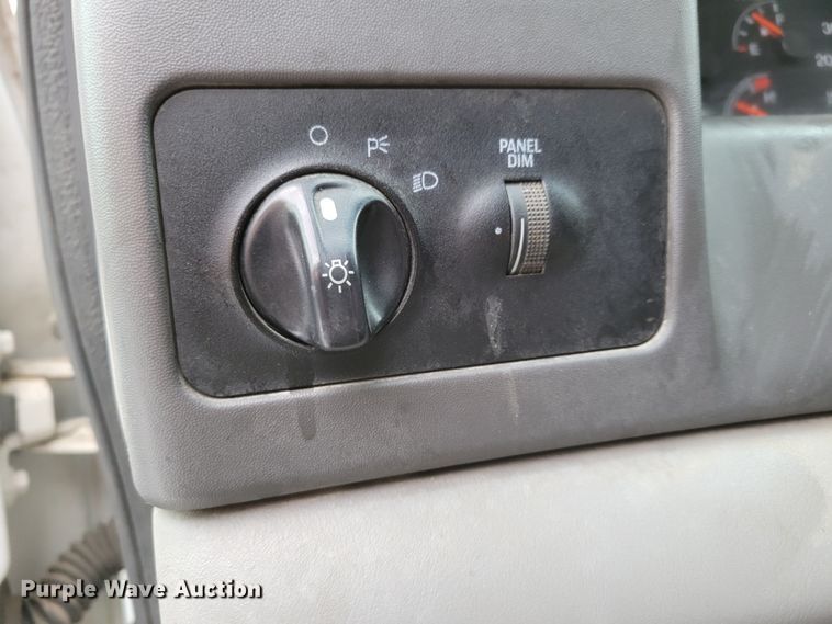 image for item DM8183 1999 Ford F550 Super Duty  flatbed truck