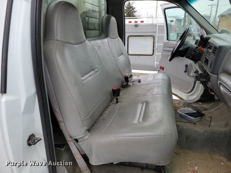 image for item DM8183 1999 Ford F550 Super Duty  flatbed truck