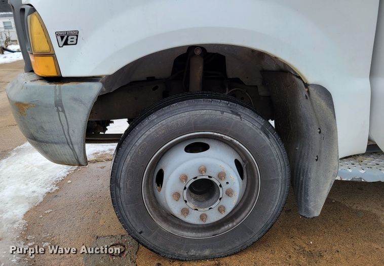 image for item DM8183 1999 Ford F550 Super Duty  flatbed truck