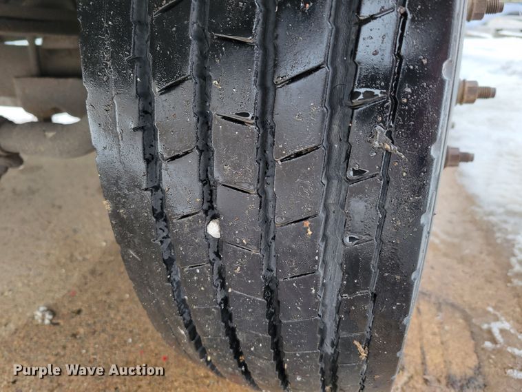 image for item DM8183 1999 Ford F550 Super Duty  flatbed truck