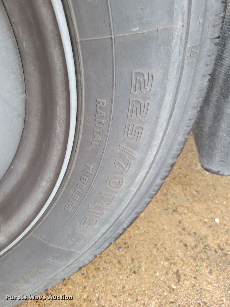 image for item DM8183 1999 Ford F550 Super Duty  flatbed truck