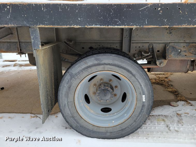 image for item DM8183 1999 Ford F550 Super Duty  flatbed truck