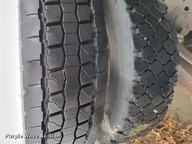 image for item DM8183 1999 Ford F550 Super Duty  flatbed truck