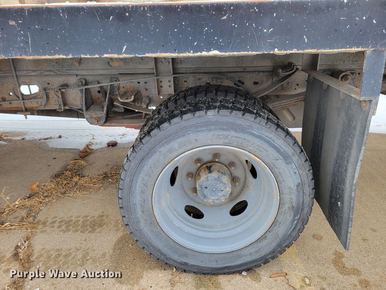 image for item DM8183 1999 Ford F550 Super Duty  flatbed truck