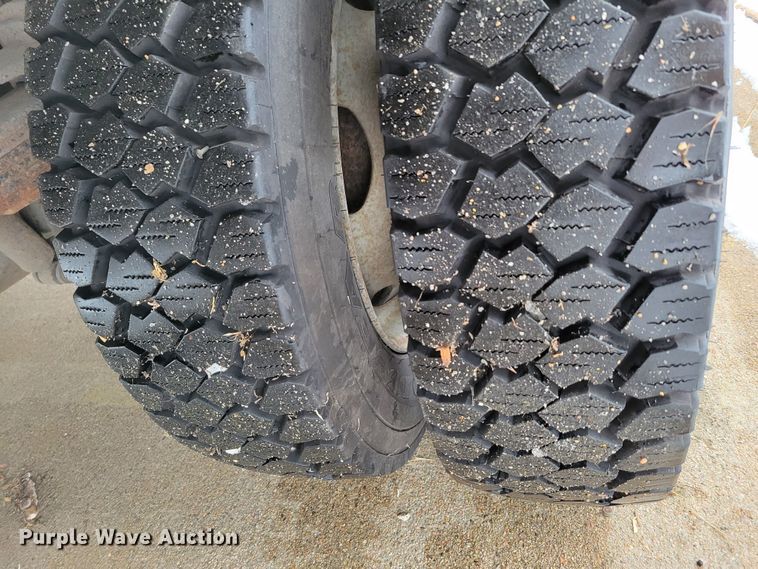 image for item DM8183 1999 Ford F550 Super Duty  flatbed truck