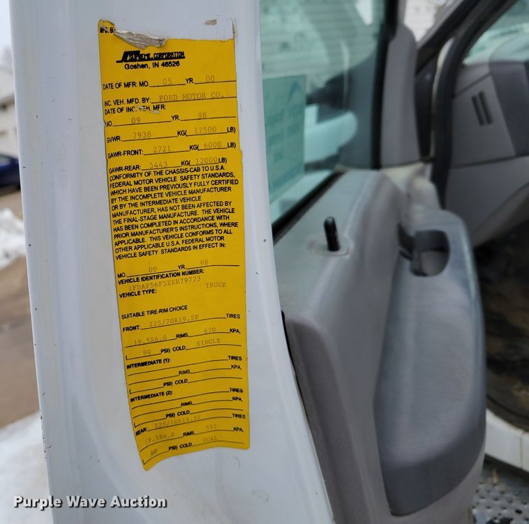 image for item DM8183 1999 Ford F550 Super Duty  flatbed truck