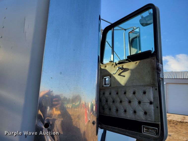 image for item DM8209 1987 Kenworth T800  dump truck