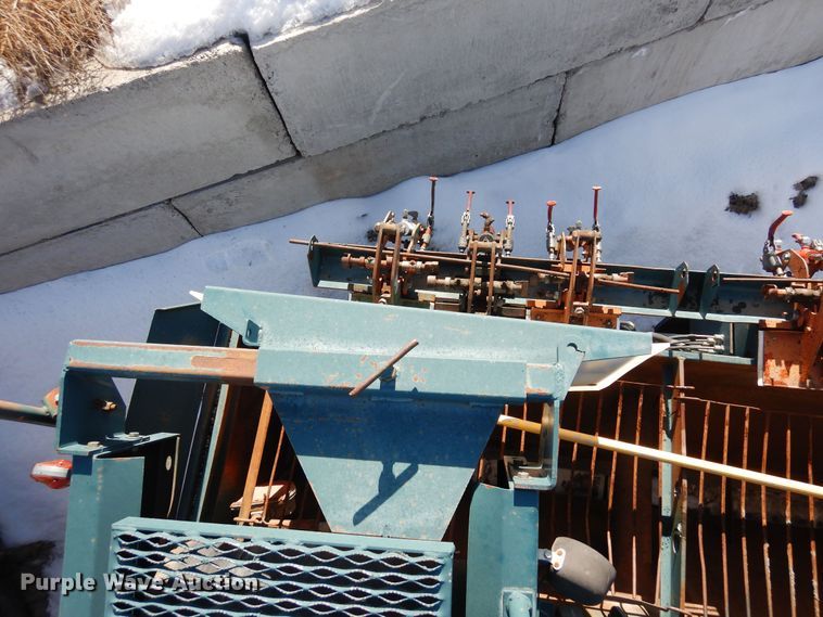 image for item DN6272 1996 Bear Cat 2002  chip spreader