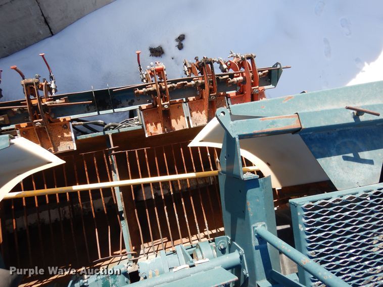 image for item DN6272 1996 Bear Cat 2002  chip spreader