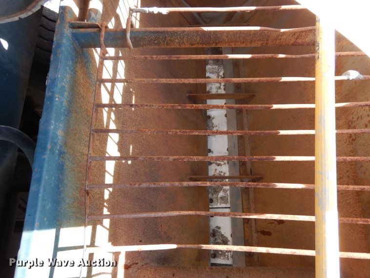 image for item DN6272 1996 Bear Cat 2002  chip spreader