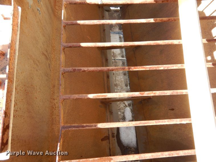 image for item DN6272 1996 Bear Cat 2002  chip spreader